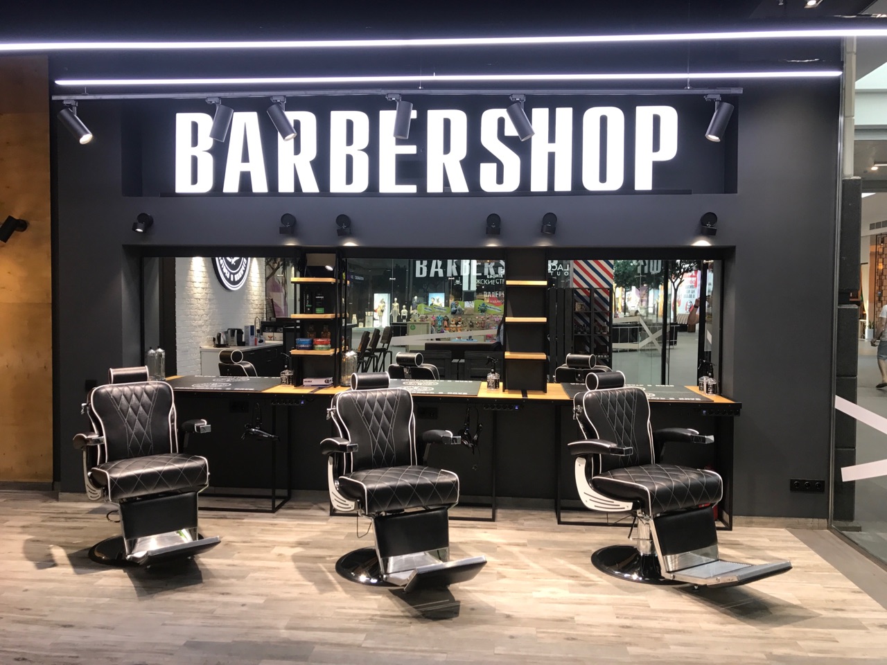 “Красота требует жертв”: что такое барбершоп и почему стричься там так ...